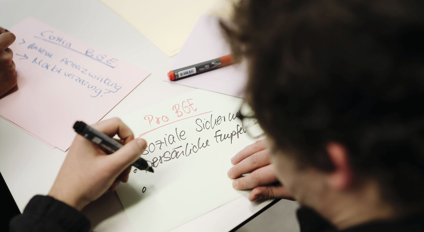 Studentin macht sich Notizen © HTW Berlin/Alexander Rentsch Studentin macht sich Notizen
