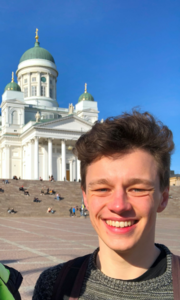 Niklas Marschall, im Hintergrund der Dom von Helsinki Niklas Marschall, im Hintergrund der Dom von Helsinki