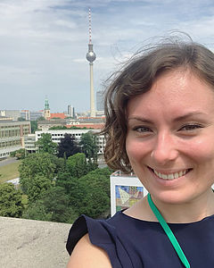 Anna Loreen-Mondorf auf der Dachterrasse des Auswärtigen Amtes