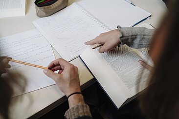 Studentin macht sich Notizen